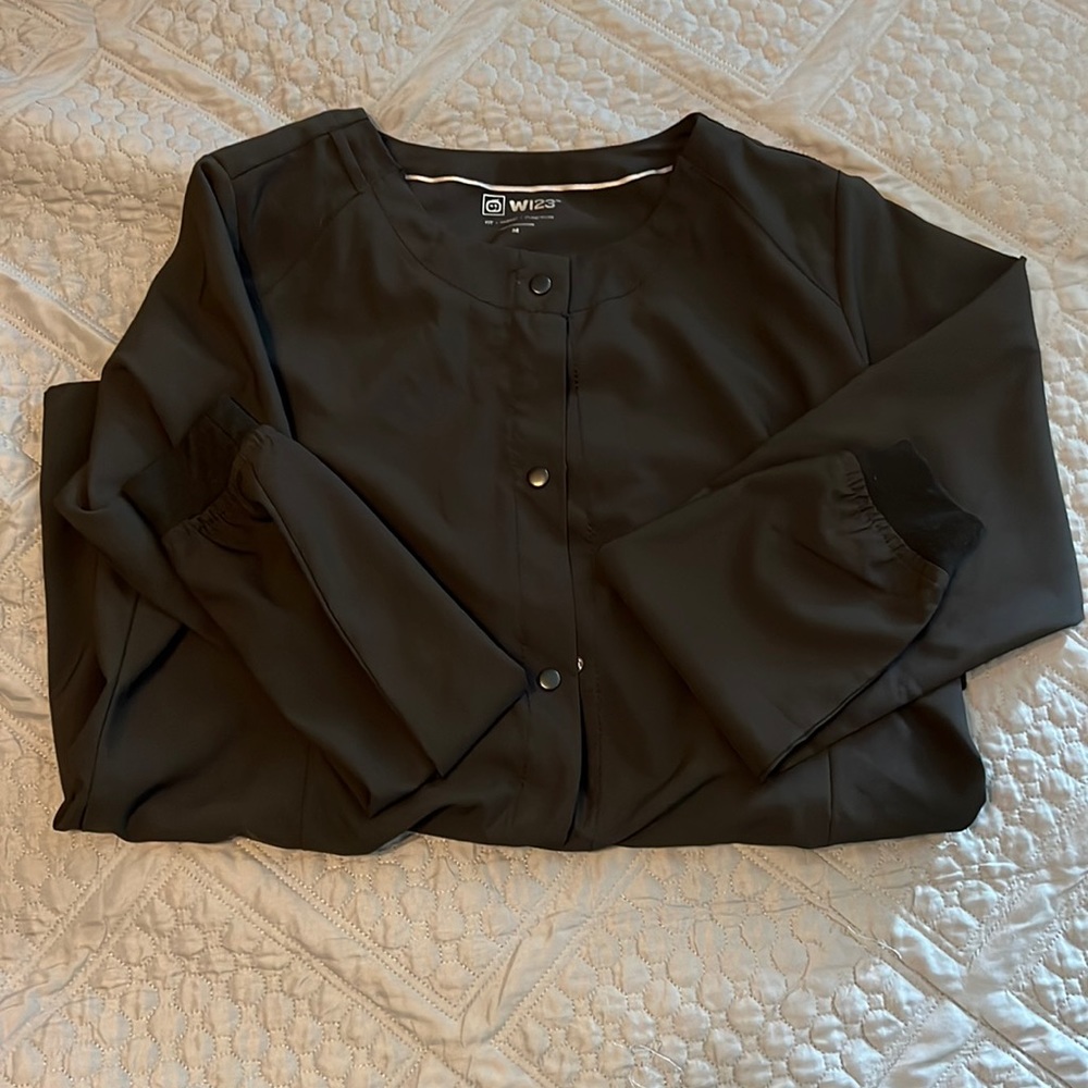 SCRUBS!! Like new Women’s wonderwink medium scrub jacket